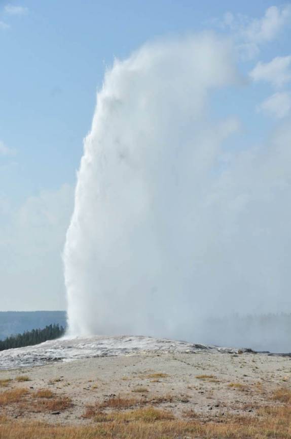 Conforme esperado, o Old Faithful faz sua 'apresentação' no Yellowstone National Park, em Wyoming, nos Estados Unidos